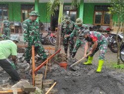 Satgas TMMD ke 123 Piawai Buat Adonan Semen dan Pasir