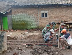 Pondasi Rumah RTLH Dipasang, Warga Senang.Semangat Satgas TMMD 123 Bondowoso