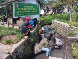 Disnakkan bersama Satgas TMMD ke-123 Kodim 0822 Tebar 4.400 Benih Ikan Nila