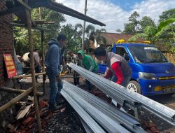 Mbah Marwah Tersenyum Saat Satgas TMMD Bondowoso Merakit Rangka Atap