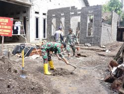 Pratu Marinir Okky Pimpin Renovasi Rumah di TMMD 123 Bondowoso