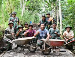 Tumbuhkan Keakraban, Danki Satgas dan Prajurit Satgas Foto Bersama di Lokasi TMMD 123