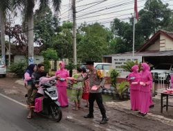 Bulan Ramadhan Penuh Berkah, Polsek Tapen Bondowoso Bagi-bagi Takjil dan Santuni Anak Yatim