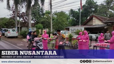 Bulan Ramadhan Penuh Berkah, Polsek Tapen Bondowoso Bagi-bagi Takjil dan Santuni Anak Yatim