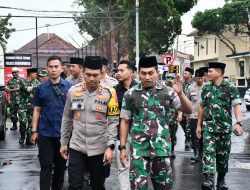 Wujudkan Sinergitas TNI – Polri, Dandim 0822 Dan Kapolres Bondowoso Berbagi Takjil