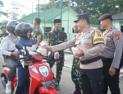 Kodim 0422/LB Polres Lampung Barat dan Pesisir Barat Bersinergi Bagikan Takjil untuk Masyarakat