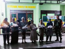Babinsa Cermee Bagikan Sembako kepada Warga Kurang Mampu