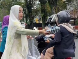 Jelang Buka Puasa, Perempuan Bangsa DPC PKB Bondowoso Bagikan Takjil untuk Masyarakat
