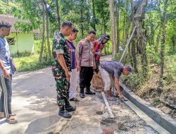 Sinergi TNI POLRI, Babinsa dan Bhabinkamtibmas Pantau Pelaksanaan Kegiatan Fisik di Desa Prajekan Kidul