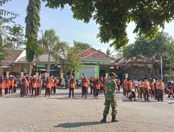 TNI Masuk Pesantren : Babinsa Tapen Didik Santri Cinta Tanah Air Lewat PBB