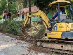 Tingkatkan Kualitas, Satgas TMMD ke 124 Kodim 0422/LB Lakukan Perapihan Drainase Jalan