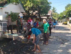 Babinsa Koramil Cermee bersama Polsek dan Warga Bersihkan Gorong -Gorong Pasar