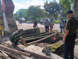 Babinsa Dadapan bersama Warga Kompak Bersihkan Saluran Air