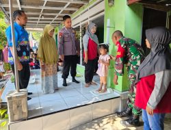 Babinsa Jadi Sahabat Posyandu Bantu Ukur Balita di Prajekan Lor