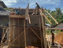 Hari ke-12 TMMD 124, TNI dan Warga Bangun MCK Masjid