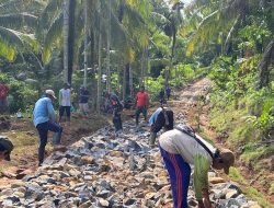 Satgas TMMD 124 TNI dan Warga Kompak Pecah Batu Bangun Jalan di Pekon Pemerihan