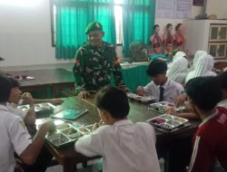 Sukseskan Program Pemerintah Babinsa 0822 Dampingi SPPG Bondowoso Distribusikan 2.414 Paket Makanan Bergizi