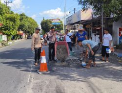Sambut HUT Bhayangkara Ke-79, Polres Bondowoso Laksanakan Penambalan Jalan