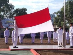 Momen Sakral, Paskibraka Tampil Gagah Kibarkan Bendera Merah Putih, Danramil Prajekan Berikan Apresiasi