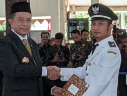 Dikukuhkan Bupati Bondowoso, Rendi Kembali Menjabat Kades Gayam Hingga 2027