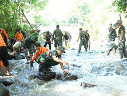 HUT TNI ke-80, Prajurit Kodim 0822 Karya Bakti Turun Ke Sungai