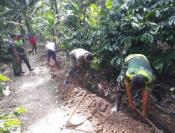 Terpaan Panas Tak Menyurutkan Semangat Satgas TMMD Gali Jalan Pipanisasi