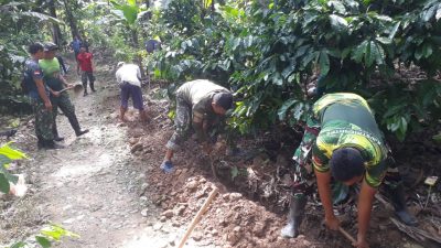 Terpaan Panas Tak Menyurutkan Semangat Satgas TMMD Gali Jalan Pipanisasi