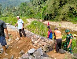 TMMD 126 Kodim 0818 Jaga Lingkungan, Bangun Bronjong Penahan Tebing Sungai