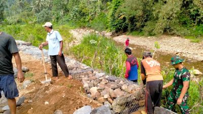 TMMD 126 Kodim 0818 Jaga Lingkungan, Bangun Bronjong Penahan Tebing Sungai