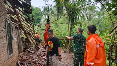 Babinsa 0822 Tanggap Cepat Bantu Warga Terdampak Puting Beliung di Desa Binakal