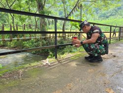 Persiapan Penutupan TMMD, Satgas Kodim 0818 Mengecat Jembatan Desa