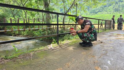 Persiapan Penutupan TMMD, Satgas Kodim 0818 Mengecat Jembatan Desa