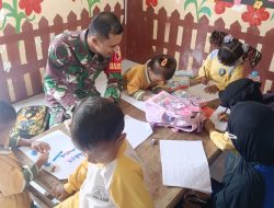 Babinsa Sertu Fauzi Ajak Anak PAUD Andayani Belajar Ceria & Cinta Tanah Air Sejak Dini