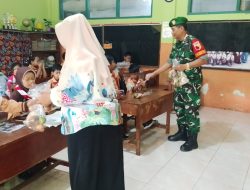 Babinsa Badean Dampingi Distribusi 2.057 Paket MBG untuk Pelajar di Bondowoso