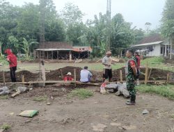 Tingkatkan Fasilitas Desa, Babinsa Petung Aktif Awasi Pembangunan di Curahdami