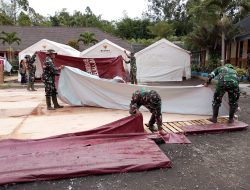 Danramil 07 Randuagung Pimpin Perapian Tenda untuk Pengungsi Semeru di SMPN 02 Pronojiwo