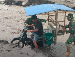 TNI Bantu Warga Melintasi Sungai Sumber Langsep, Wujud Kepedulian Satgas Pasca Erupsi Semeru
