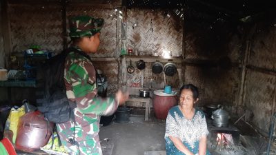 Sentuhan Humanis di Pengungsian, Babinsa Candipuro Bangkitkan Moral Warga Terdampak Lahar Semeru