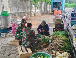 Babinsa Pagowan Kodim 0821 Lumajang, Bantu Perkuat Layanan Dapur Umum untuk Pengungsi Erupsi Semeru