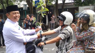 Sedekah Oksigen, Perhutani Bondowoso Bagikan 2.026 Bibit kepada Masyarakat