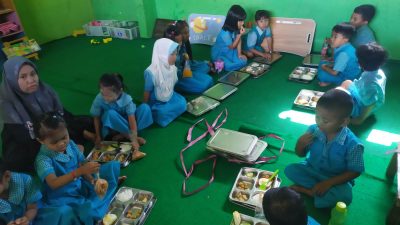 Riang Gembira, Murid RA Darul Jannah Terima MBG dari SPPG Gunung Anyar Tapen