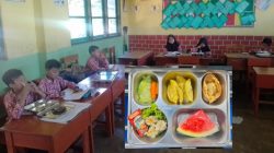 Murid SDN Mangli Wetan 1 Antusias Terima MBG dari SPPG Tapen: “Saya Suka Menunya”