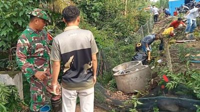 Tindaklanjuti Instruksi Presiden Prabowo, Babinsa Tapen Bersama SPPG Tapen Bersih-bersih di Halaman Dapur MBG