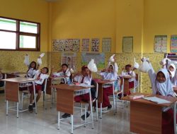 Riang Gembira Murid SDN Mrawan 1 Terima MBG dari SPPG Tapen