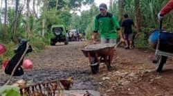 Pemdes Bendoarum Bersama Warga Gotong Royong Perbaiki Jalan Rusak di Dusun Lamparan Barat