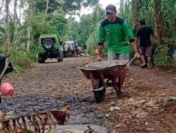 Pemdes Bendoarum Bersama Warga Gotong Royong Perbaiki Jalan Rusak di Dusun Lamparan Barat