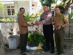 Hijaukan Ruang Terbuka Mapolres Situbondo, Perhutani KPH Bondowoso Serahkan Bantuan Bibit