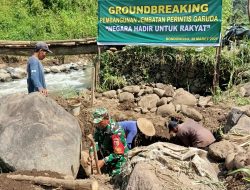 Babinsa Kodim 0822 Tak Sekadar Mengawal, Jadi Penggerak Pembangunan Jembatan Garuda