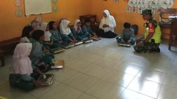 Senyum Ceria Murid TK Pertiwi Saat Babinsa Tapen Ikut Distribusikan MBG