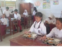 Siswa SDN Kalitapen 1 Antusias Terima Program MBG dari SPPG Pesantren Nurul Ulum Cindogo